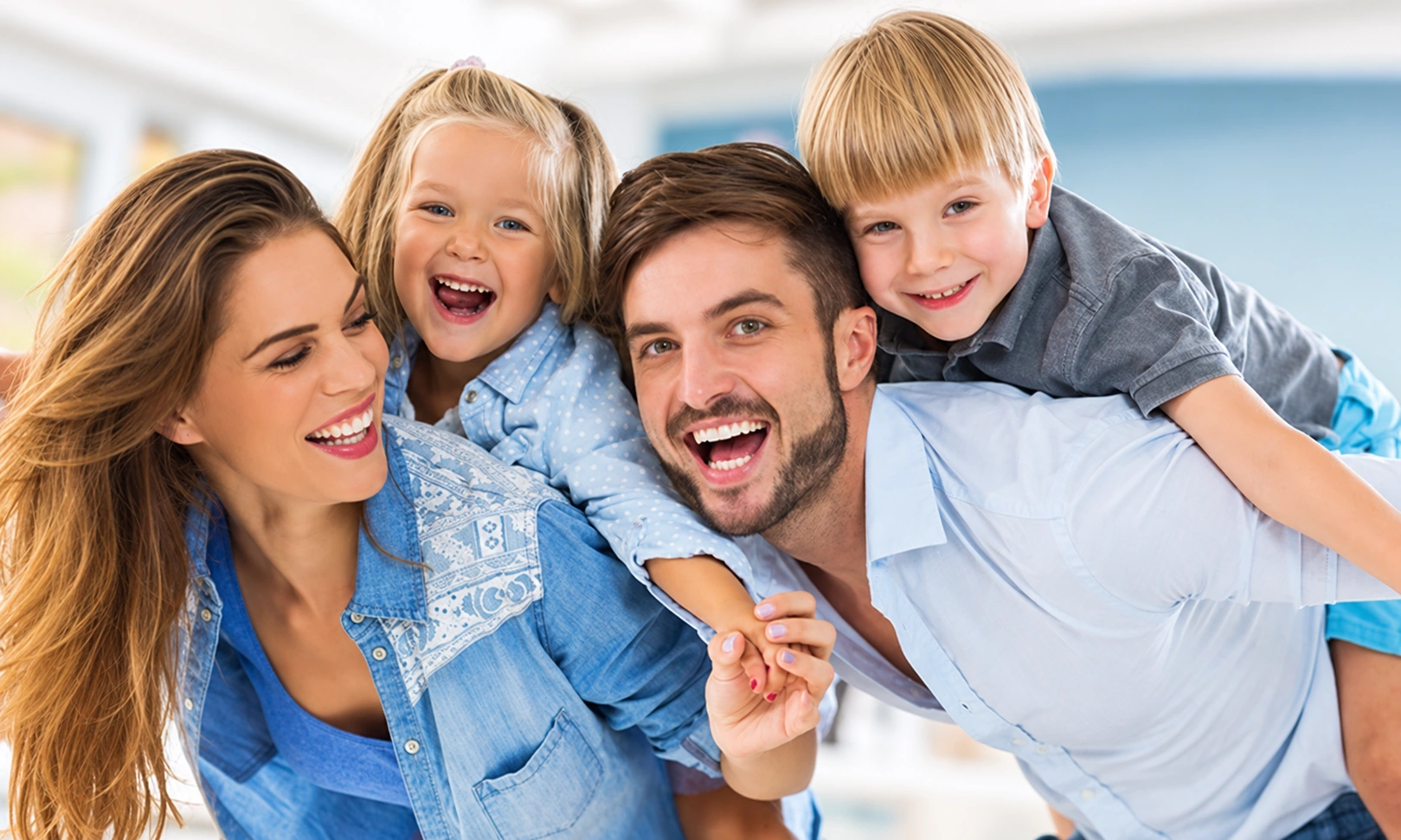 Família reunida em um momento de carinho