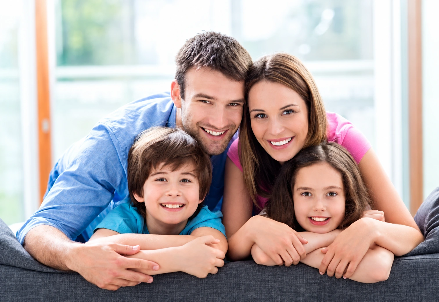 Família reunida em um momento de carinho